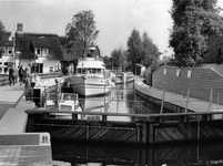 848504 Gezicht op de (vernieuwde) Mijndense Sluis in de Drecht bij Loenen aan de Vecht.N.B. De Drecht vormt de ...